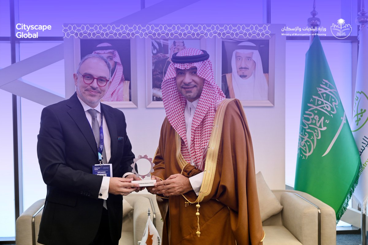 لقاء مثمر مع تشارالامبوس برونتزوس، عمدة نيقوسيا، في #سيتي_سكيب_العالمي_2025.

تبادلنا الخبرات حول الإصلاح الإداري ودمج البلديات، والمدن الذكية والتحول الرقمي، والاستدامة والتنقل الحضري، وفرص التعاون الفني، ودور البلديات في دعم الاقتصاد الحضري وجذب الاستثمارات.