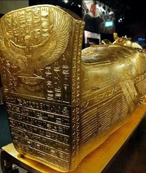 yamasryaomy22's tweet image. The hieroglyphics on the shrine contain inscriptions related to the #pharaoh&apos;s life and the #ancient #Egyptian afterlife beliefs. 
#TutankhamunTreasures
#GrandEgyptianMuseum 
#thisisegypt
#egypt_is_calling
#مصر_ملوك_وملكات 👑 🇪🇬
#مصر_معشوقتي🇪🇬💞 ومعشوقة الكون