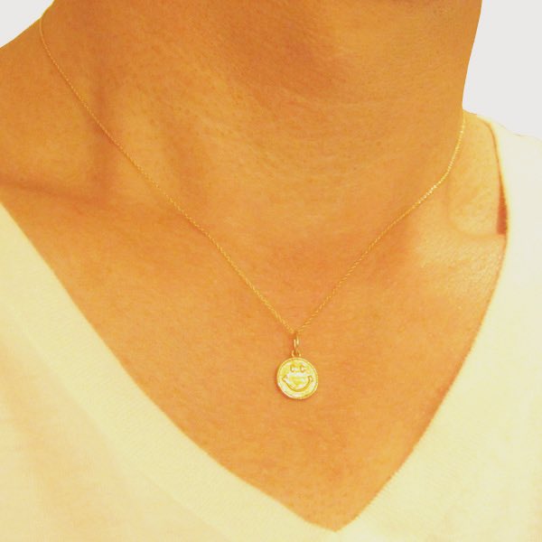 uzazul1's tweet image. 18金製スマイルネックレス
70年代からのポップカルチャーのアイコン
楽天市場のみ10金製も販売中
楽天市場ページ
item.rakuten.co.jp/auc-luzazul/k1…
Yahoo!ショッピングページ
store.shopping.yahoo.co.jp/manustore/nec-…
＃ニコちゃん ＃スマイル ＃70年代 #金 #ネックレス #プレゼント