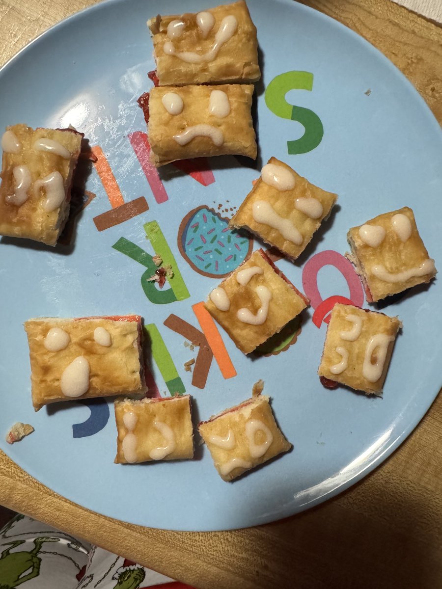 swiftie1307's tweet image. When the little girl asks you to make her a toaster strudel for breakfast and draw emotions on it… well… I tried. 🤭