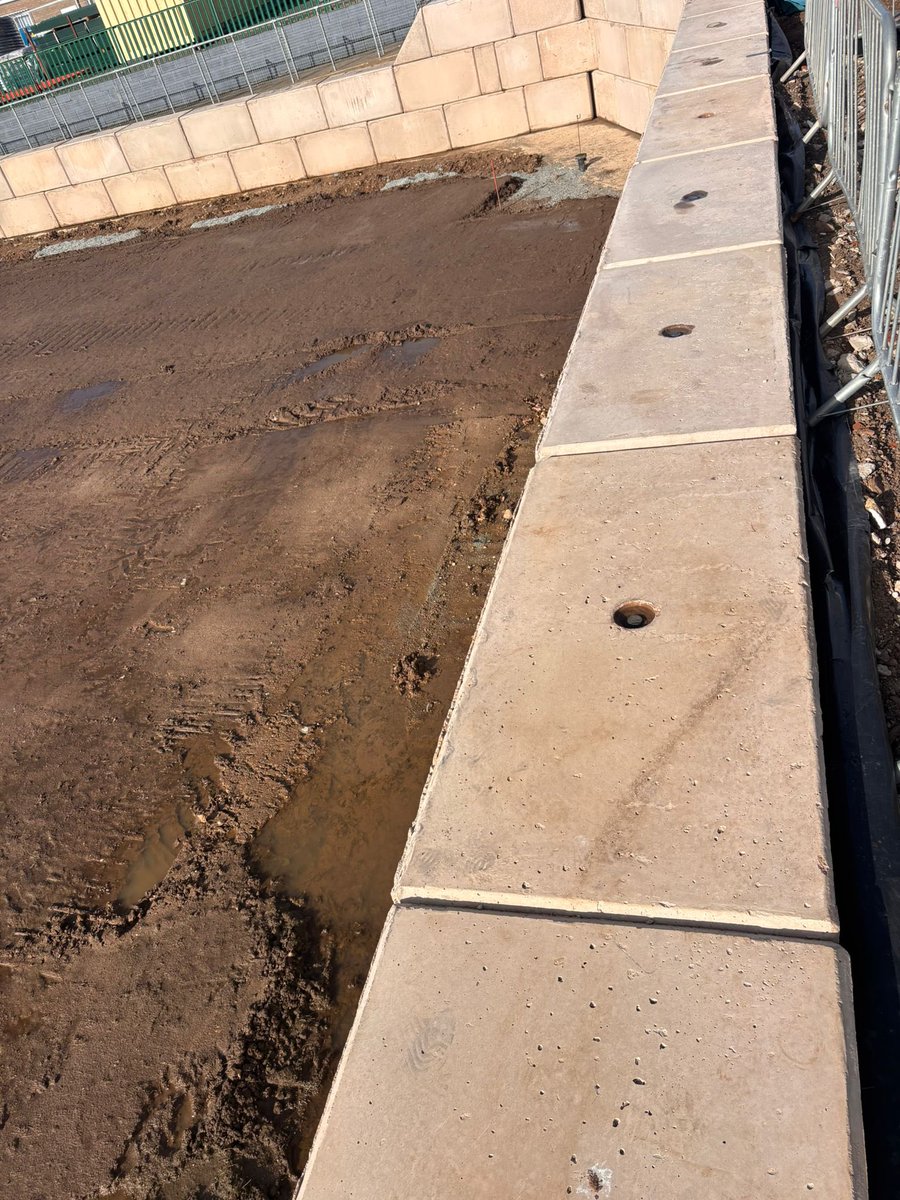 CaernarfonTown's tweet image. 𝐃𝐢𝐰𝐞𝐝𝐝𝐚𝐫𝐢𝐚𝐝 𝐘𝐫 𝐎𝐯𝐚𝐥 ➡️ 𝐒𝐭𝐚𝐝𝐢𝐮𝐦 𝐔𝐩𝐝𝐚𝐭𝐞 🏗️

Retaining wall completed ✅
New seating installed in the Hendre End ✅
Pitch irrigation &amp;amp; sprinkler system install ✅
New extended changing room foundations laid ✅
New perimeter fence started ✅
#UnClwb
💛💚