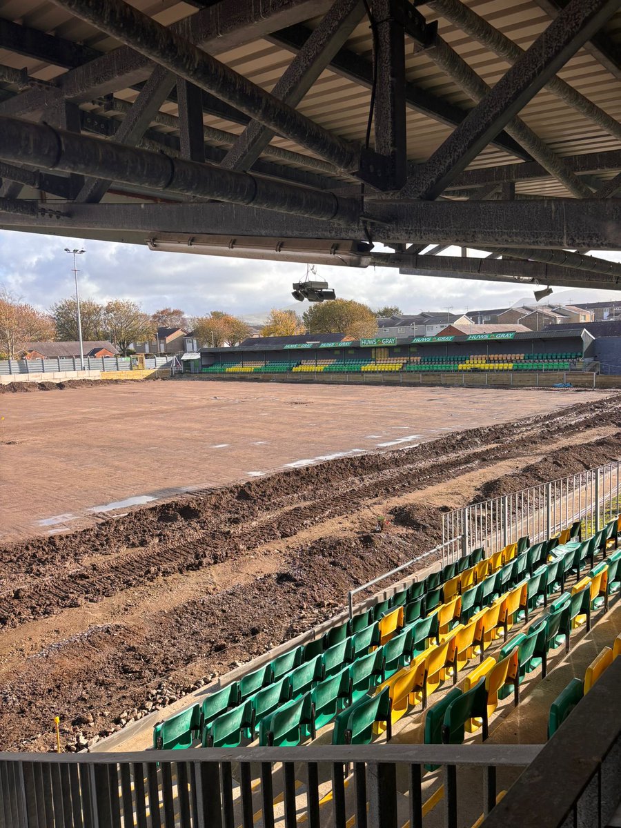 CaernarfonTown's tweet image. 𝐃𝐢𝐰𝐞𝐝𝐝𝐚𝐫𝐢𝐚𝐝 𝐘𝐫 𝐎𝐯𝐚𝐥 ➡️ 𝐒𝐭𝐚𝐝𝐢𝐮𝐦 𝐔𝐩𝐝𝐚𝐭𝐞 🏗️

Retaining wall completed ✅
New seating installed in the Hendre End ✅
Pitch irrigation &amp;amp; sprinkler system install ✅
New extended changing room foundations laid ✅
New perimeter fence started ✅
#UnClwb
💛💚