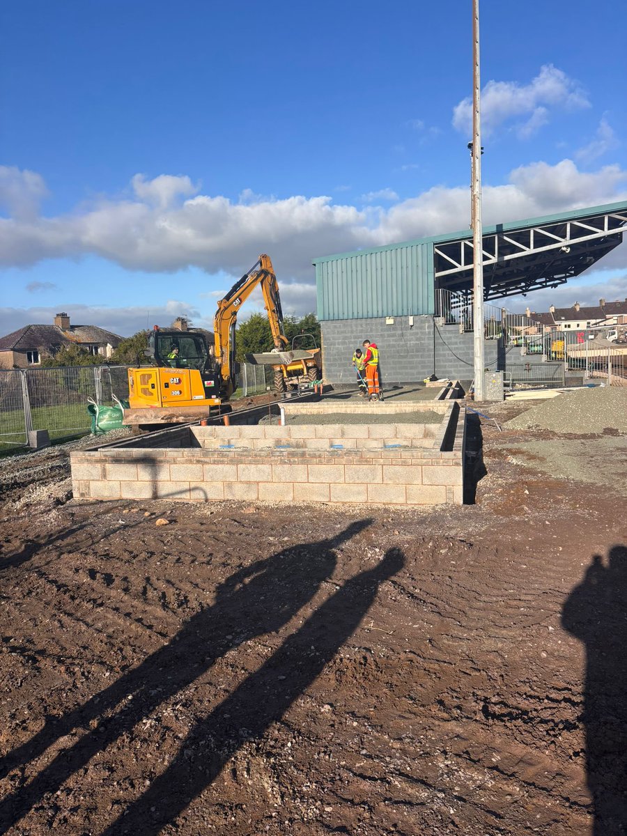 CaernarfonTown's tweet image. 𝐃𝐢𝐰𝐞𝐝𝐝𝐚𝐫𝐢𝐚𝐝 𝐘𝐫 𝐎𝐯𝐚𝐥 ➡️ 𝐒𝐭𝐚𝐝𝐢𝐮𝐦 𝐔𝐩𝐝𝐚𝐭𝐞 🏗️

Retaining wall completed ✅
New seating installed in the Hendre End ✅
Pitch irrigation &amp;amp; sprinkler system install ✅
New extended changing room foundations laid ✅
New perimeter fence started ✅
#UnClwb
💛💚