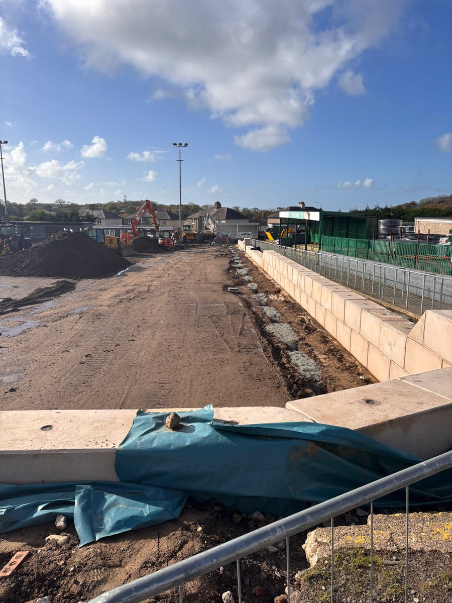 CaernarfonTown's tweet image. 𝐃𝐢𝐰𝐞𝐝𝐝𝐚𝐫𝐢𝐚𝐝 𝐘𝐫 𝐎𝐯𝐚𝐥 ➡️ 𝐒𝐭𝐚𝐝𝐢𝐮𝐦 𝐔𝐩𝐝𝐚𝐭𝐞 🏗️

Retaining wall completed ✅
New seating installed in the Hendre End ✅
Pitch irrigation &amp;amp; sprinkler system install ✅
New extended changing room foundations laid ✅
New perimeter fence started ✅
#UnClwb
💛💚