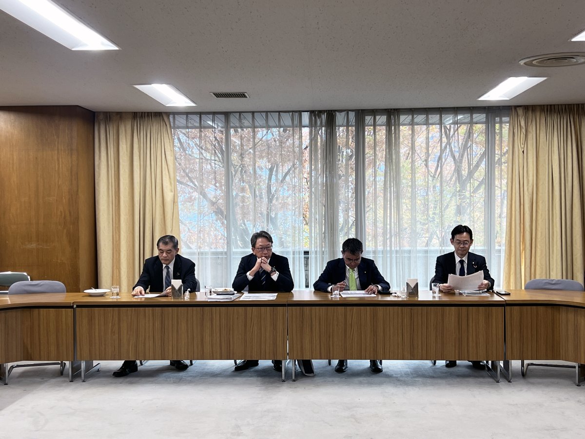 赤松事務所は、文科委員会での質疑準備と「超党派MANGA議連」の準備で大忙し。
本日は、朝8時から経産部会。
10時半から文化立国調査会で松本文科大臣へ申し入れ。囲み取材も。
11時半から文化庁レク。12時から水曜会。
12時半から消費者特。14時から質疑リハ。17時から財務省主計官へ要望書。