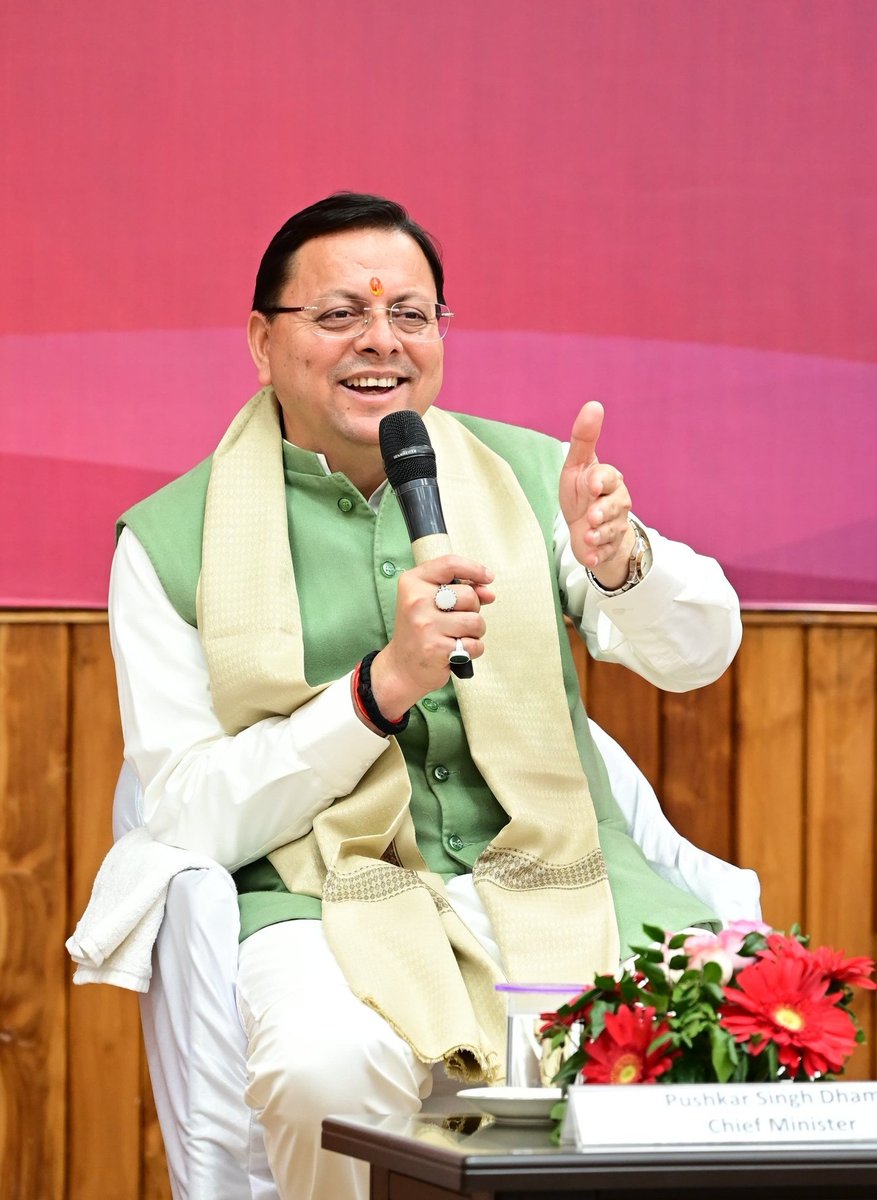 pushkardhami's tweet photo. मुख्य सेवक सदन में आयोजित "सोशल मीडिया मंथन" कार्यक्रम में कंटेंट क्रिएटर्स, इन्फ्लुएंसर्स व वॉलिंटियर्स से उत्तराखंड के पर्यटन स्थलों, स्थानीय उत्पादों, सांस्कृतिक धरोहरों और सामाजिक उपलब्धियों के प्रचार-प्रसार के संबंध में विभिन्न बिंदुओं पर संवाद किया। https://t.co/HYwHtLDPjv
