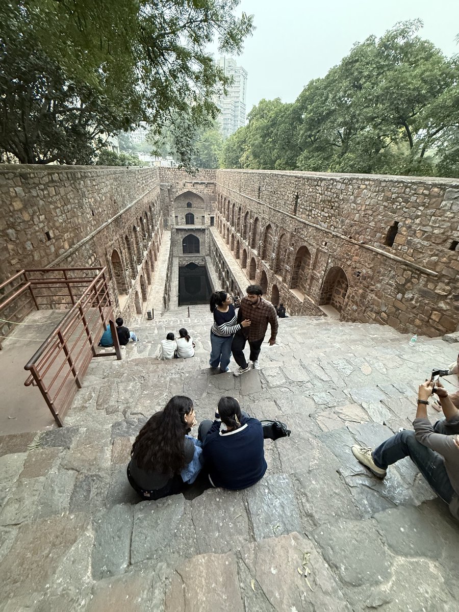 akekick's tweet image. 仕事でお世話になる事務所のすぐ近くにある、ニューデリーの14世紀の階段井戸、Ugrasen ki Baoli 

行ってみたらものすごい感動でした
若い人がたくさん来ていた

怖い伝説もあるとか…