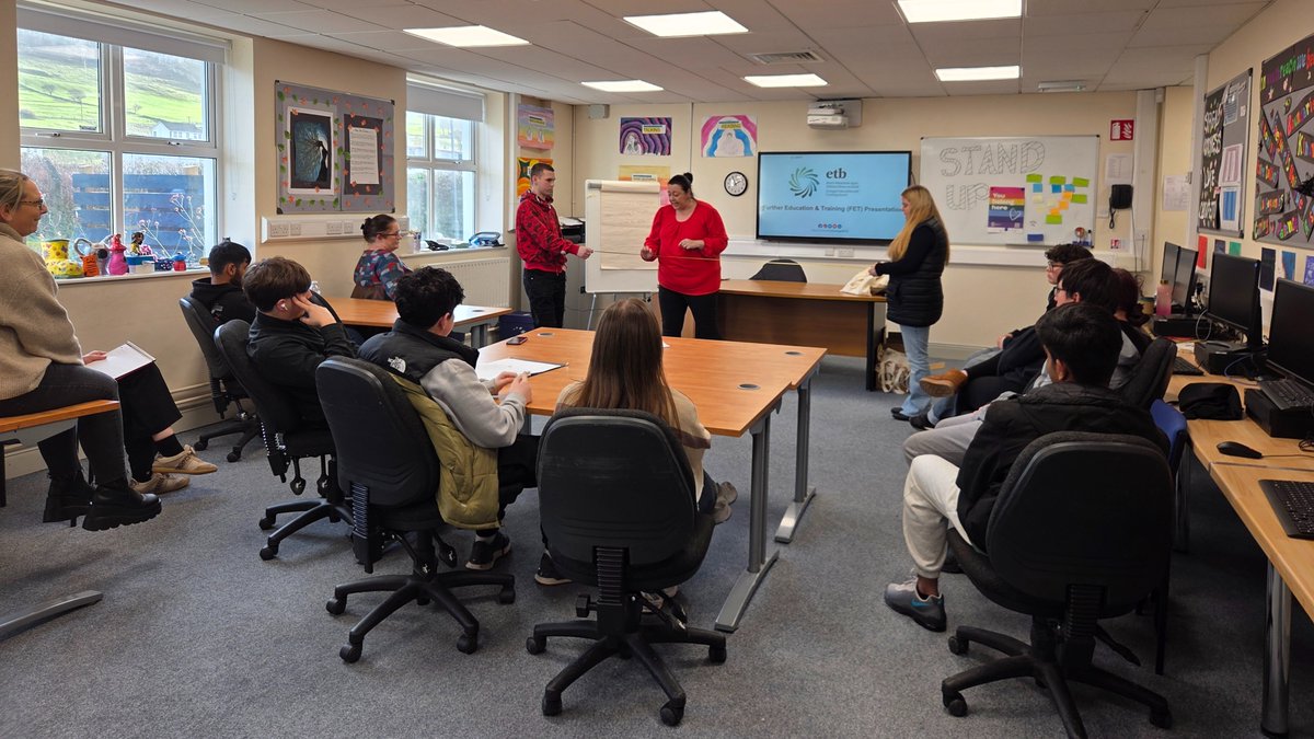 DonegalETB's tweet image. Our Further Education and Training (FET) Service Recruitment Officer, Tara, is pictured speaking to our @DonegalYR students in our Buncrana centre yesterday about progression options available to them for @CollegeAware Week. 
#GoFurtherWithDonegalETB #CAW2025