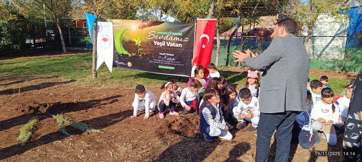 Orman İşletme Müdürlüğümüzün Ağaçlandırma Etkinlikleri Devam ediyor Diyarbakır Sur ilçesi Cemil Özgür İlkokulu Bahçesinde Fidan 
Ekim  Etkinliği düzenledik.
   İşletme Müdürümüz Davut AYZİT Öğrencilere Ağaçlandırma ve fidan dikimi ile ilgili Eğitim verdi.