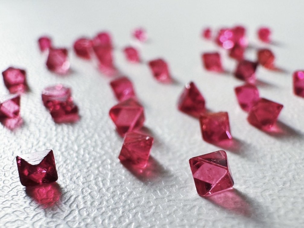 厳選したスピネルの八面体、お手頃価格です✨

4階中央奥　ルース　A-53～56

#浜松町石フリマ
#石フリマ