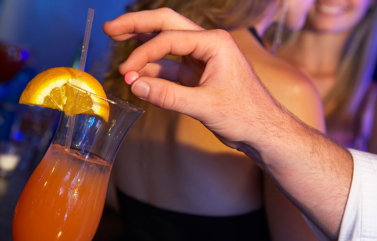 LObservatori_V's tweet image. Paraula del dia 💪✌😉😠

Sumissió, -ons
(Del llatí submissiōne, mat. sign.)

3. Sumissió química, anulació de la voluntat d’una persona en una finalitat delictiva com ara l’agressió sexual, el robament o l’extorsió a través de substàncies químiques...👇
diccionari.llenguavalenciana.com/general/consul…