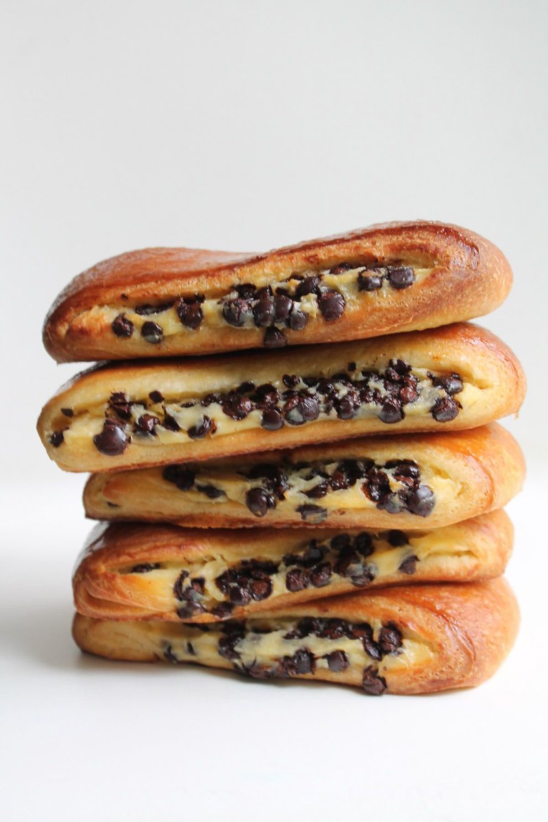 TheWarKitchen's tweet image. Nobody talks about how elite a traditional pain suisse is. Never makes a mess. Easy on your stomach. Orange. Chocolate. A match made in heaven. So compact you can eat it with one hand.  Perfect accompaniment to a morning stroll.