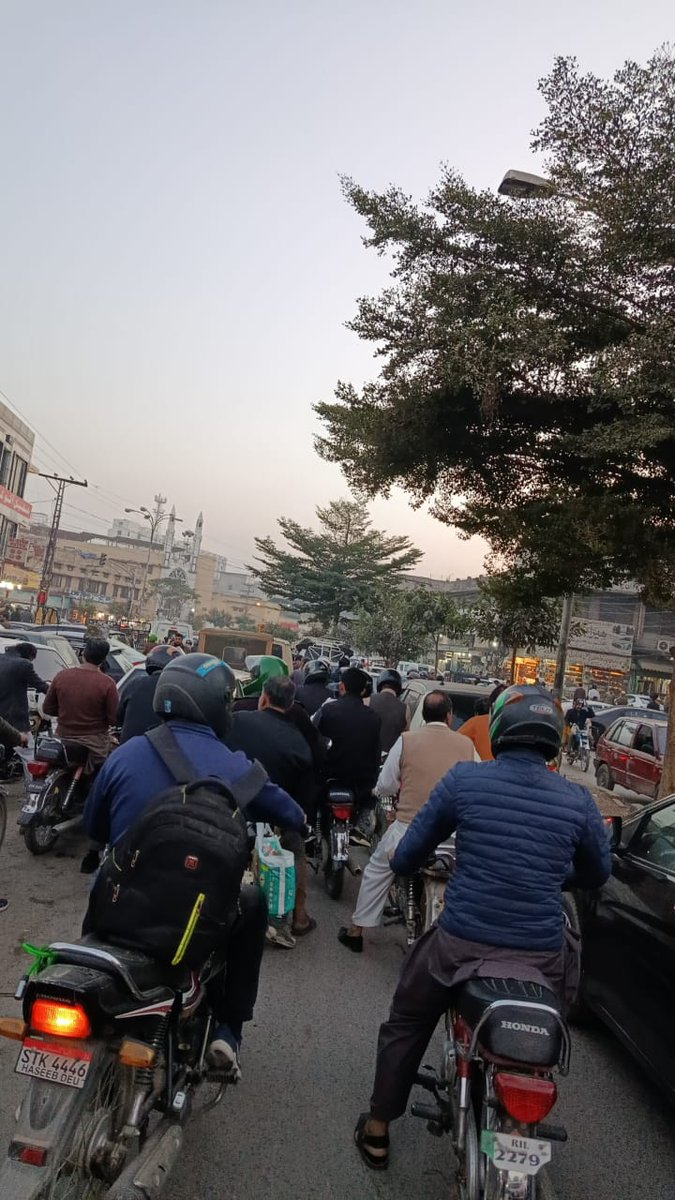 Mahnoor_sajid27's tweet image. We request our governing elite If you are this much concerned about your life &amp;amp; security that you need to block the whole city, so kindly do virtual inaugurations. We are done with these routes and protocols. 
#rawalpindi #electricbusservice
