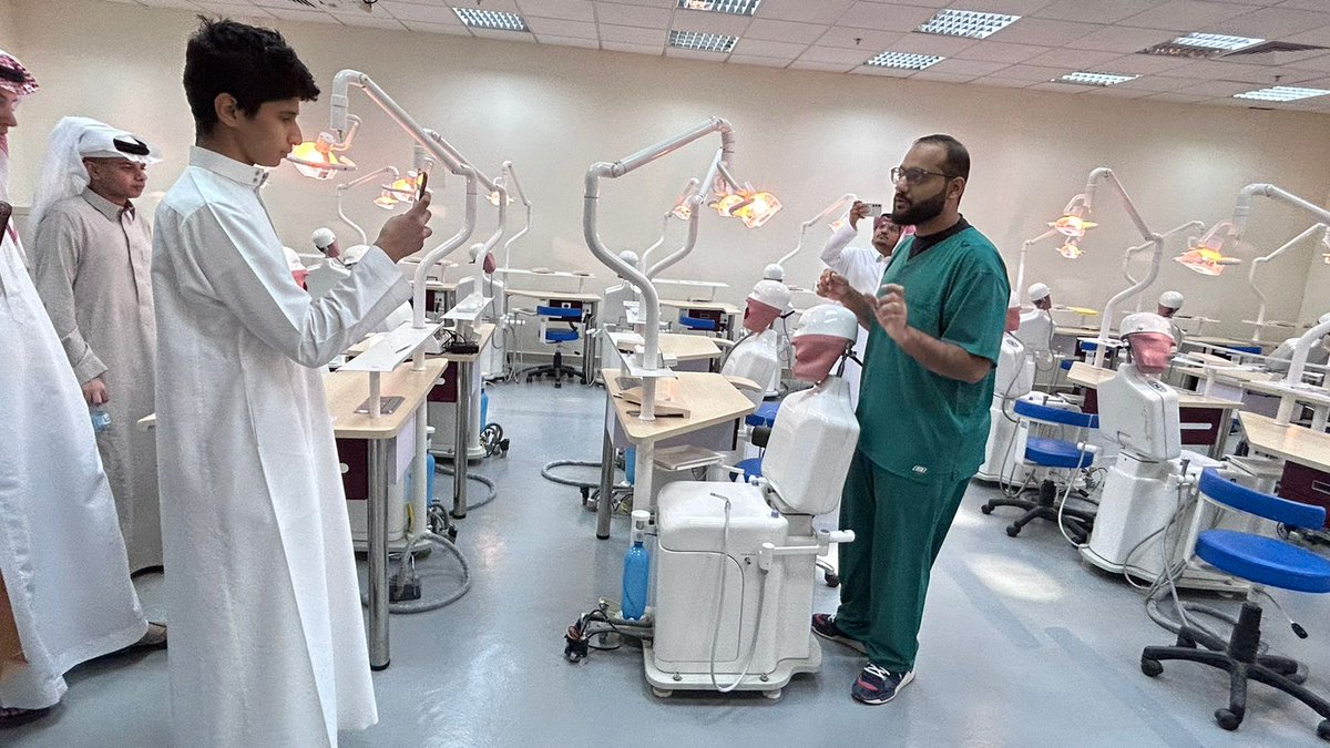 استقبلت #كلية_الرؤية بالرياض يوم الثلاثاء 18 نوفمبر طلاب مدارس الابتكارية الثانوية، ضمن زيارة تهدف إلى تعزيز الشراكة المجتمعية والتعريف ببرامج الكلية الأكاديمية.

وتعرّف الطلاب خلال زيارتهم على عيادات طب الأسنان والخدمات العلاجية المقدمة فيها، إضافة إلى بيئة التدريب والإمكانات