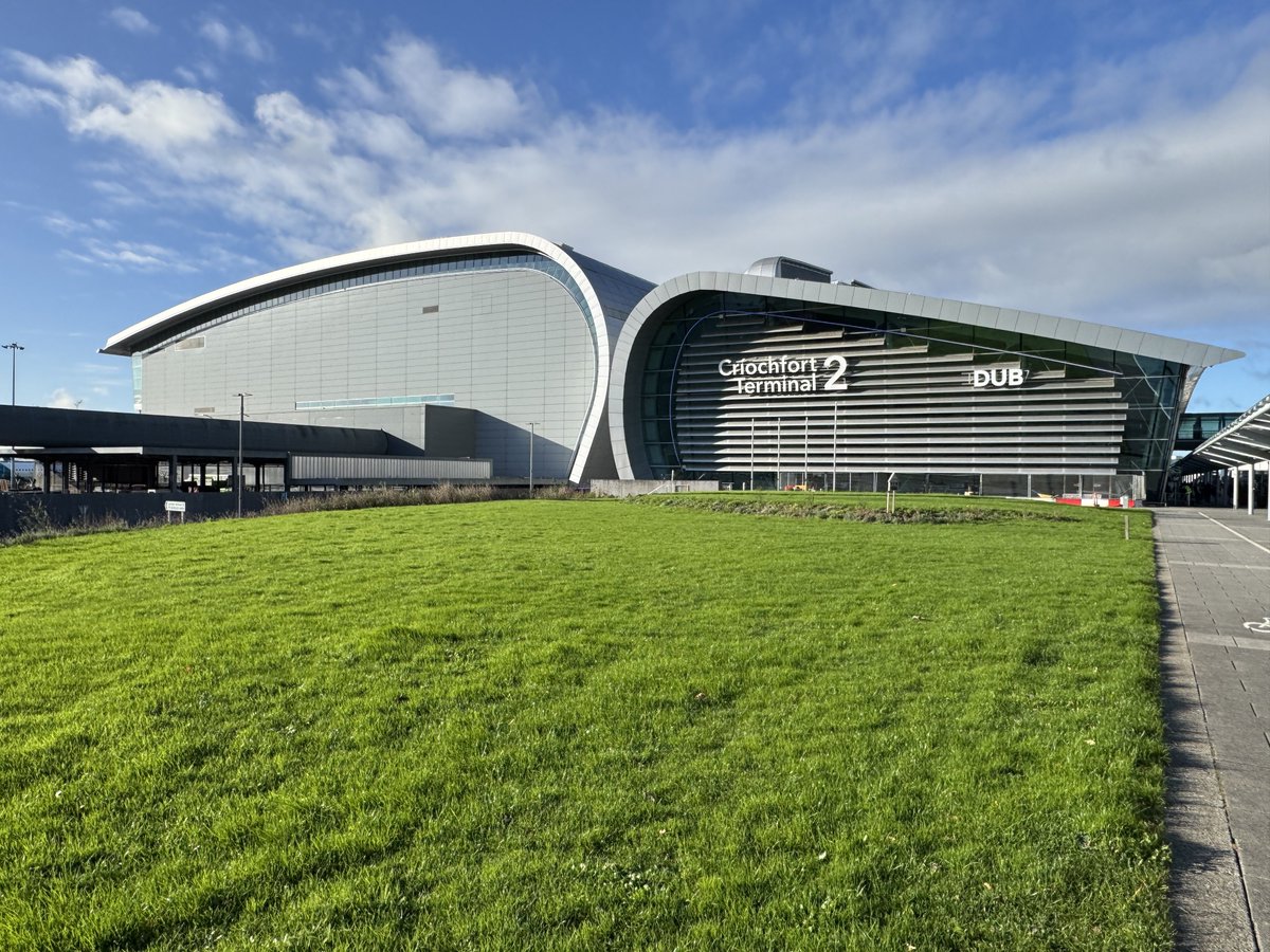 Happy birthday Terminal 2, which today turns 15 years old. 

Around 130 million passengers have passed through it since it opened. ✈️