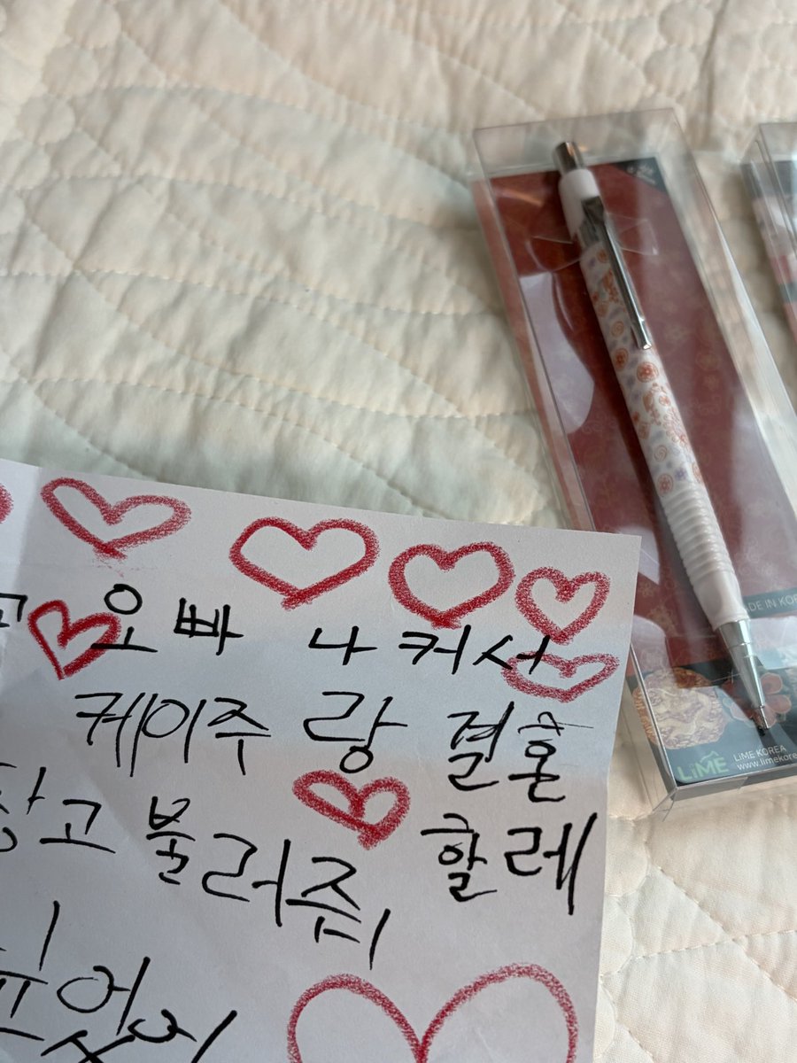 kkyehuni's tweet image. 251116 위드뮤 영통

꽃미남 고양이랑 결혼할래…

#KickFlip #킥플립 #keiju #케이주