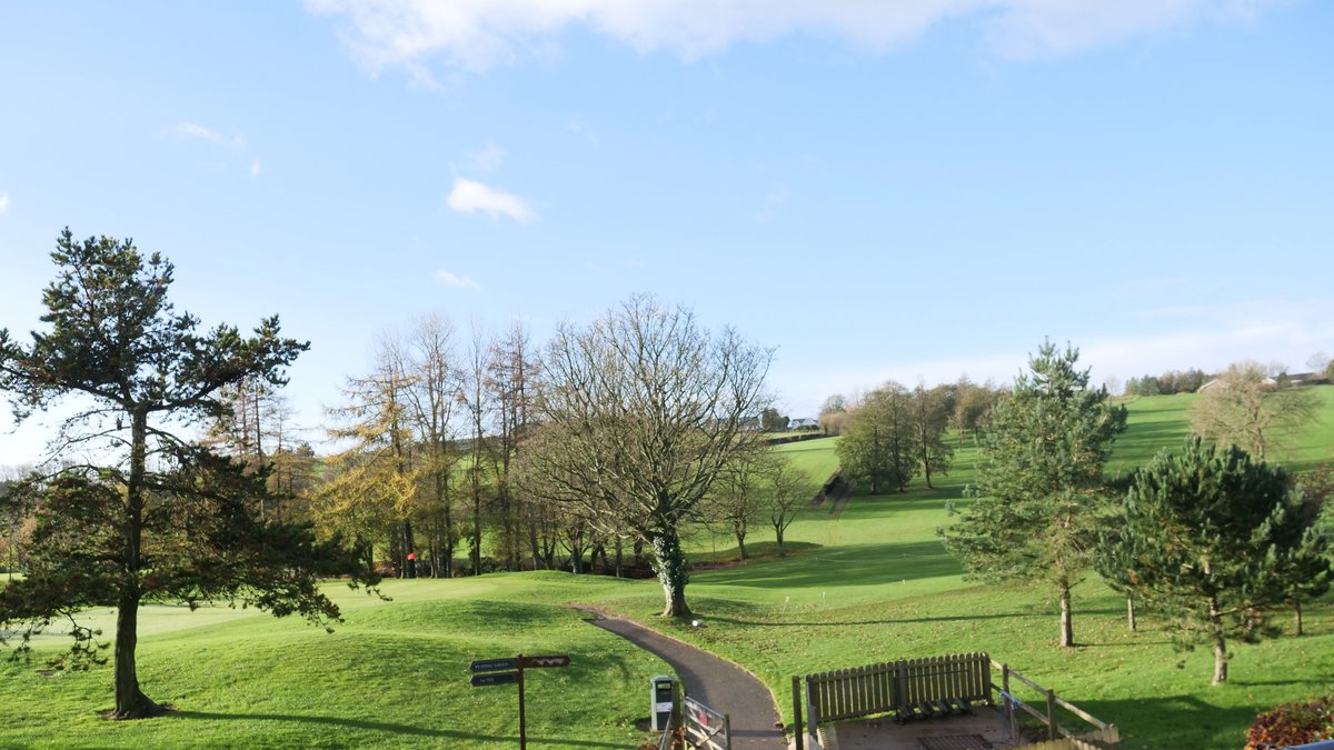 lisburnccc's tweet image. 🧠 Local small to medium sized businesses learned how AI could supercharge their growth during the third day of #GEW2025.

This hands-on workshop, held today at the Castlereagh Hills Golf Club, introduced practical AI tools and applications and how AI can streamline operations,…