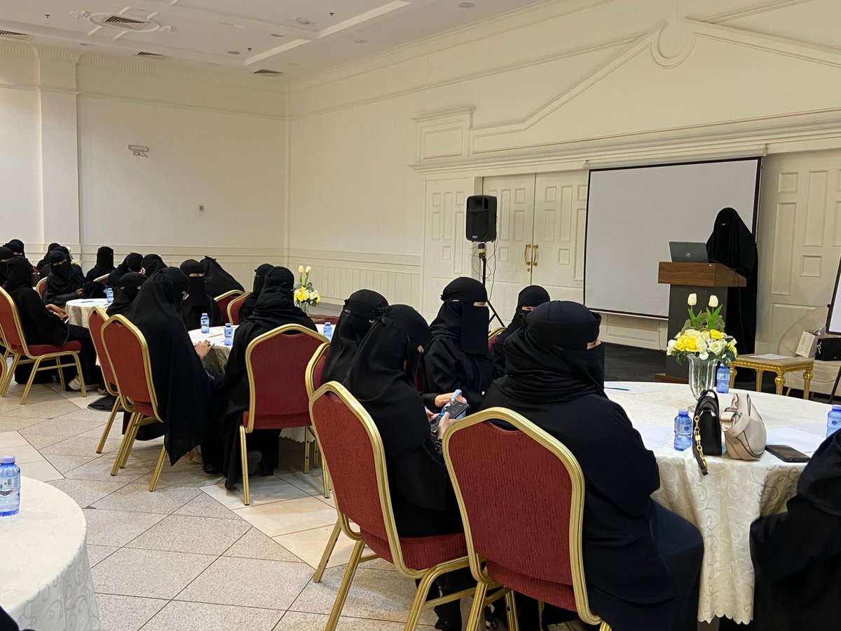 j4tarf's tweet image. ⬜️🟩

#جمعية_الطرف_الخيرية  تقيم برنامج #الحوار_المجتمعي لترسيخ قيم التلاحم والتعايش المجتمعي بالتعاون مع مركز الملك عبدالعزيز للتواصل الحضاري - مكتب المنطقة الشرقية @KACCCsa 
وتقديم المدربة أ.اسماء متاعب الحارثي ،وبحضور (56) طالبة ..

#الحوار_المجتمعي | ٢٠٢٥