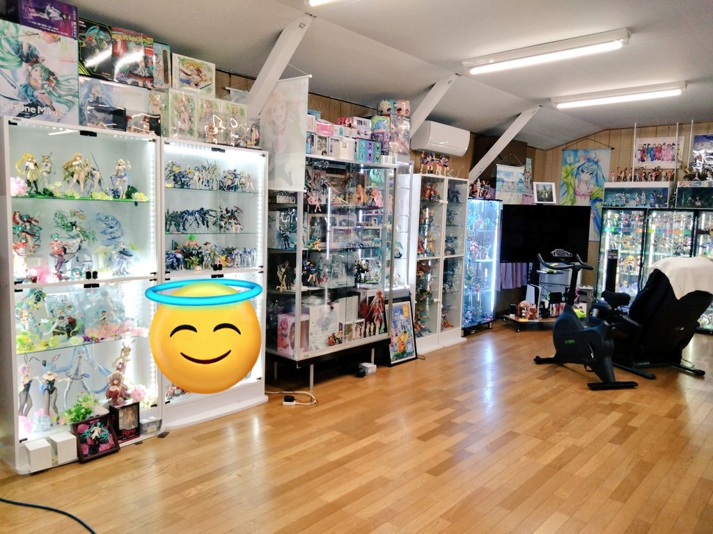 fanohito's tweet image. 40歳既婚おじさんの部屋って、これが普通だよね(8101919番煎じ