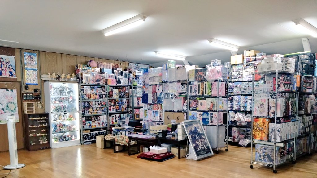 fanohito's tweet image. 40歳既婚おじさんの部屋って、これが普通だよね(8101919番煎じ