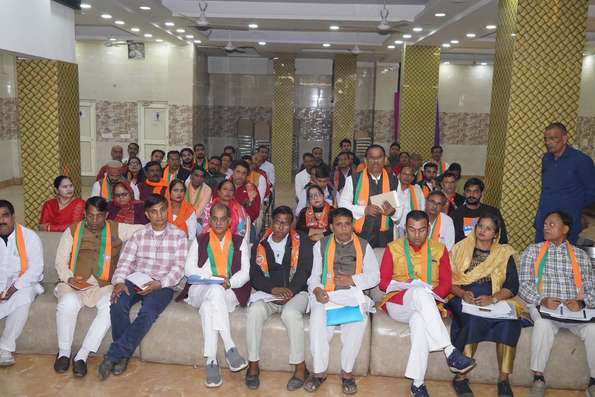 dineshpratapbjp's tweet image. संगम विहार ए वार्ड नगर निगम उपचुनाव के निमित आज भाजपा दिल्ली प्रदेश अध्यक्ष श्री @Virend_Sachdeva जी के मार्गदर्शन में आयोजित संगठनात्मक बैठक में सम्मिलित हुआ ।

#BJP #Delhi #MCD #Election @blsanthosh