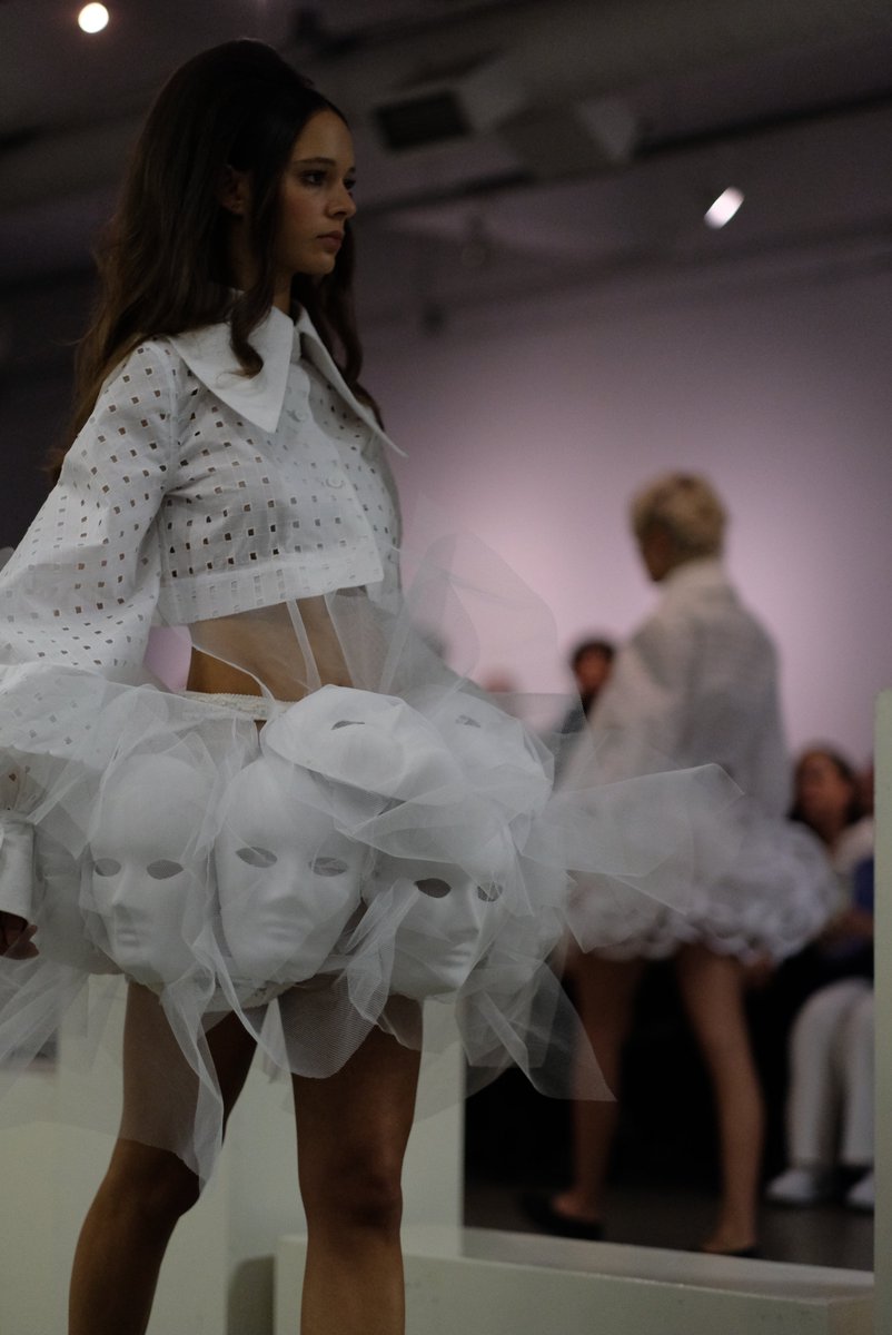 DLVisionMode's tweet image. Hier soir à la Gallerie WIP, le grand Helmer Joseph a présenté la route du coton 2. Magnifique collection qui nous a transporté dans un lieu magique où beauté, poésie et créativité étaient au rendez-vous, bravo ! #Fashion #Designer #Montreal #RouteduCoton #DLVisionMode