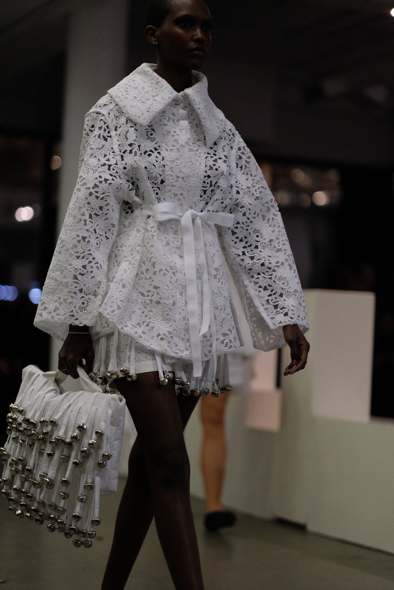 DLVisionMode's tweet image. Hier soir à la Gallerie WIP, le grand Helmer Joseph a présenté la route du coton 2. Magnifique collection qui nous a transporté dans un lieu magique où beauté, poésie et créativité étaient au rendez-vous, bravo ! #Fashion #Designer #Montreal #RouteduCoton #DLVisionMode