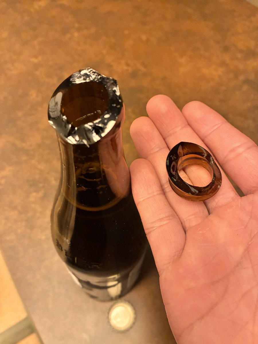 svnbfbwl's tweet image. バイトで瓶ビール開けるのための栓抜きが無くて、頑張って開けてって言われたから机の角にゴツンってやる方法でやったら力の出力ミスってビン折れた