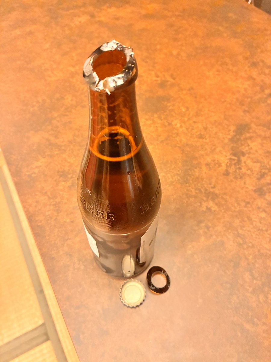 svnbfbwl's tweet image. バイトで瓶ビール開けるのための栓抜きが無くて、頑張って開けてって言われたから机の角にゴツンってやる方法でやったら力の出力ミスってビン折れた