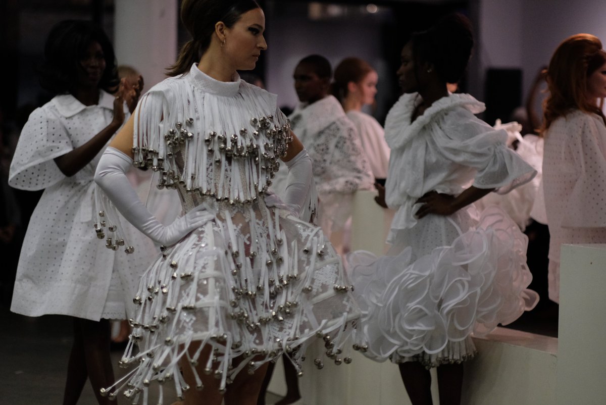 DLVisionMode's tweet image. Hier soir à la Gallerie WIP, le grand Helmer Joseph a présenté la route du coton 2. Magnifique collection qui nous a transporté dans un lieu magique où beauté, poésie et créativité étaient au rendez-vous, bravo ! #Fashion #Designer #Montreal #RouteduCoton #DLVisionMode