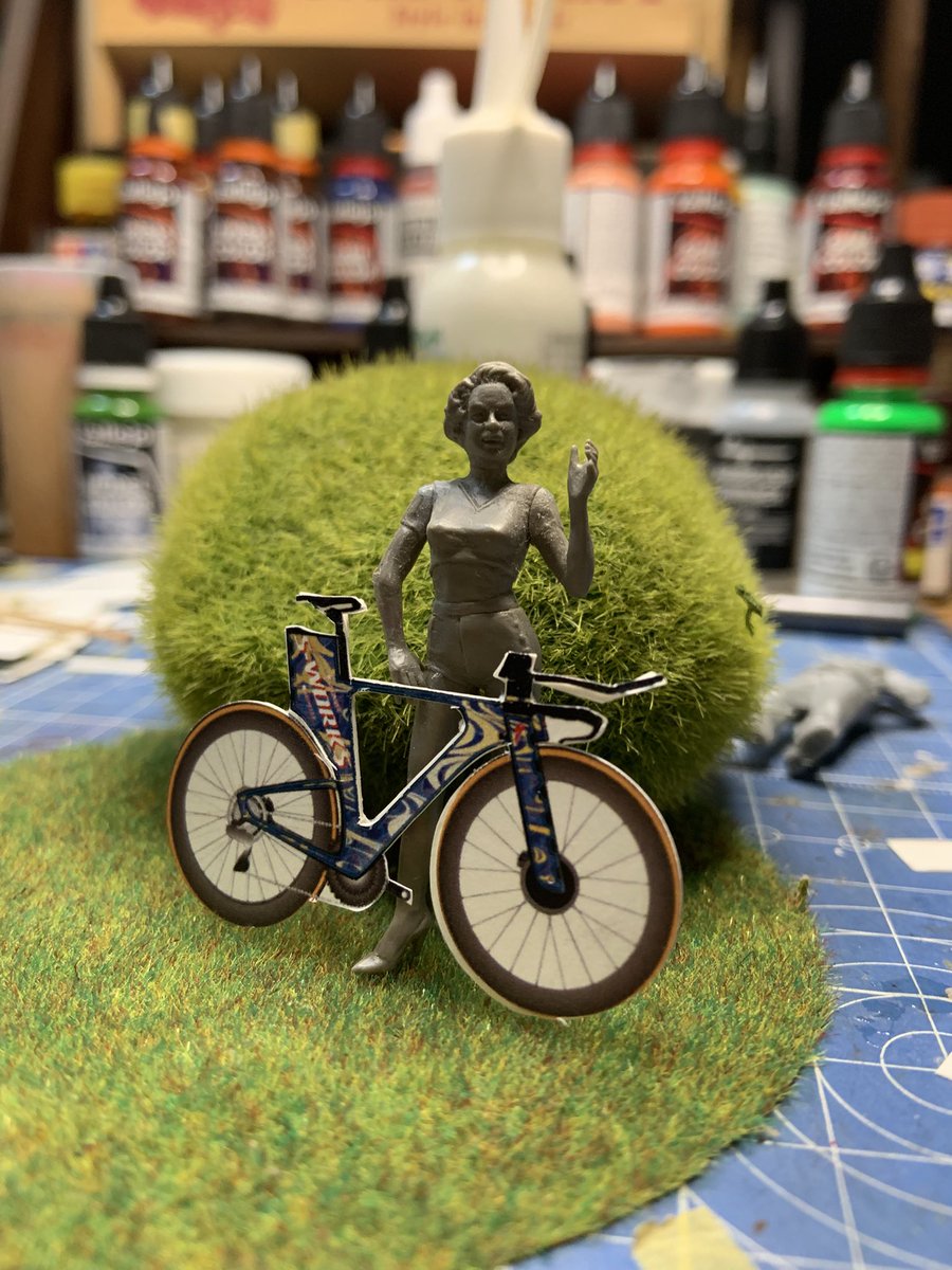 u27a2776ces23's tweet image. 1/35スケールを紙にプリントして切り出した物、リム、ハブ、スポーク、ブレーキディスク、チェーンリングが課題