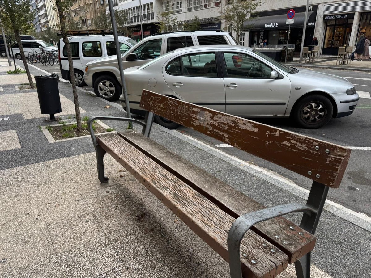 👎 El Gobierno Etxebarria no ha licitado aún ni 1€ este año en mantener los más de 13.000 bancos de Vitoria, a pesar de tener presupuestados 475.000 € para conservar el mobiliario urbano.

Pagamos más impuestos, pero el mantenimiento básico de la ciudad empeora cada vez más.