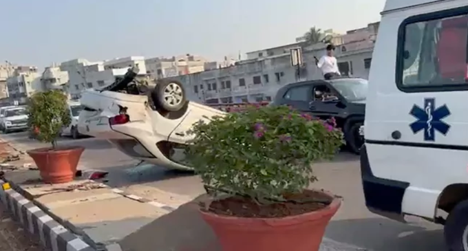 shinenewshyd's tweet image. A Car Overturned on the #PV Expressway in #Reti Bowli. The crash near Pillar No 40 led to a massive traffic jam on the stretch. The vehicle was headed from #Shamshabad towards #Mehdipatnam when the incident occurred.