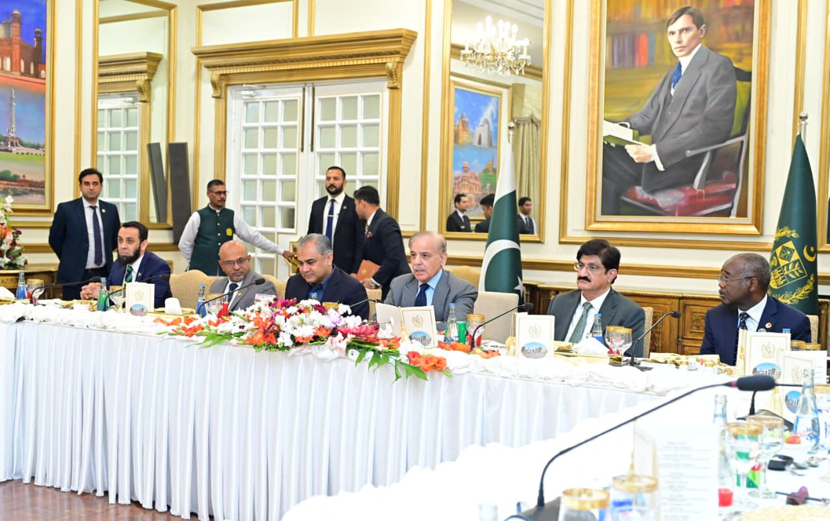 demp_moib's tweet image. Prime Minister Muhammad Shehbaz Sharif addresses a banquet he hosted in honour of cricket teams of Pakistan, Sri Lanka and Zimbabwe who are currently participating in the Tri-Nations Series in Islamabad.