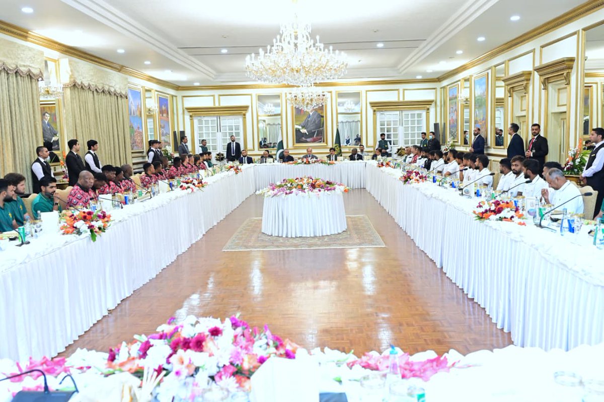 demp_moib's tweet image. Prime Minister Muhammad Shehbaz Sharif addresses a banquet he hosted in honour of cricket teams of Pakistan, Sri Lanka and Zimbabwe who are currently participating in the Tri-Nations Series in Islamabad.