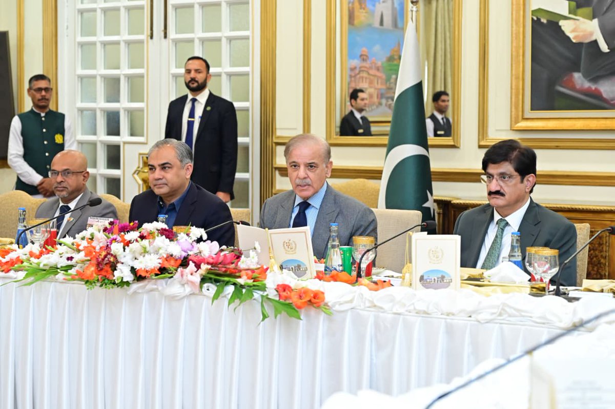 demp_moib's tweet image. Prime Minister Muhammad Shehbaz Sharif addresses a banquet he hosted in honour of cricket teams of Pakistan, Sri Lanka and Zimbabwe who are currently participating in the Tri-Nations Series in Islamabad.