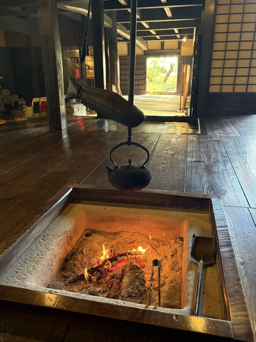 今日、囲炉裏の見学して帰ったら自分が燻されていて髪とか燻製みたいに