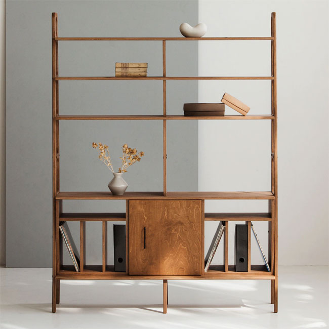 RetroToGo's tweet image. Bookcases, room dividers, call them what you will. But I’ve gone for the top 20 midcentury modern shelving units in this round-up. A good few in the sale right now too. bit.ly/4p7w9oV