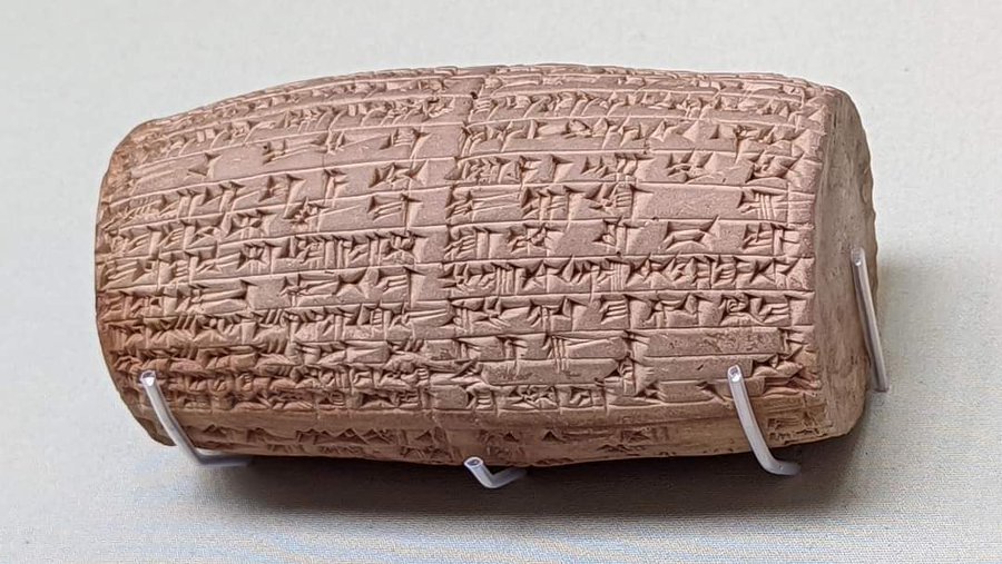 اسطوانة بابلية تسجل اعادة اعمار زقورة الاله سين في اور  (زقورة اور)من قبل الملك البابلي نابونيد وكذلك دعاء للاله سين بحماية ورعاية الملك نابونيد و ابنه الأمير بلشاصر القرن السادس قبل الميلاد

A Babylonian cylinder recording the reconstruction of the ziggurat of the god Sin in Ur