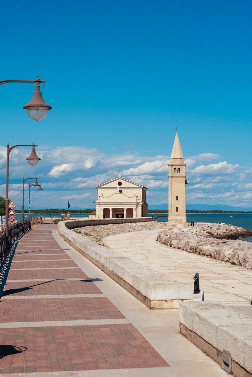 ⁉️ 𝑳𝒐 𝒔𝒂𝒑𝒆𝒗𝒊 𝒄𝒉𝒆...
ScoglieraViva, nel corso degli ultimi trent'anni, ha trasformato il lungomare di Caorle in un vero e proprio museo a cielo aperto. Con le sue 138 opere è diventata una delle passeggiate più suggestive dell'Alto Adriatico 🗿🌊 #thisiscaorle #Caorle