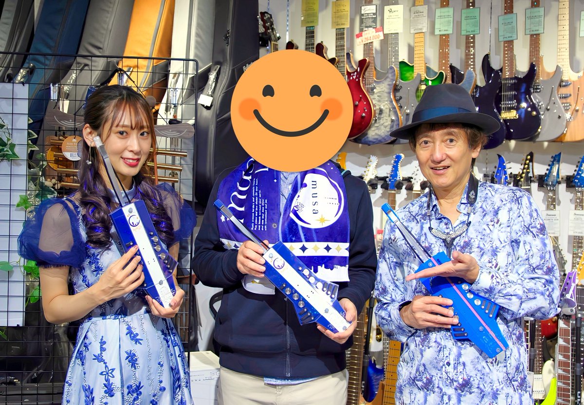 青い！！！🟦🟦🟦 自分のオリジナルデザインの楽器を持ってくれている