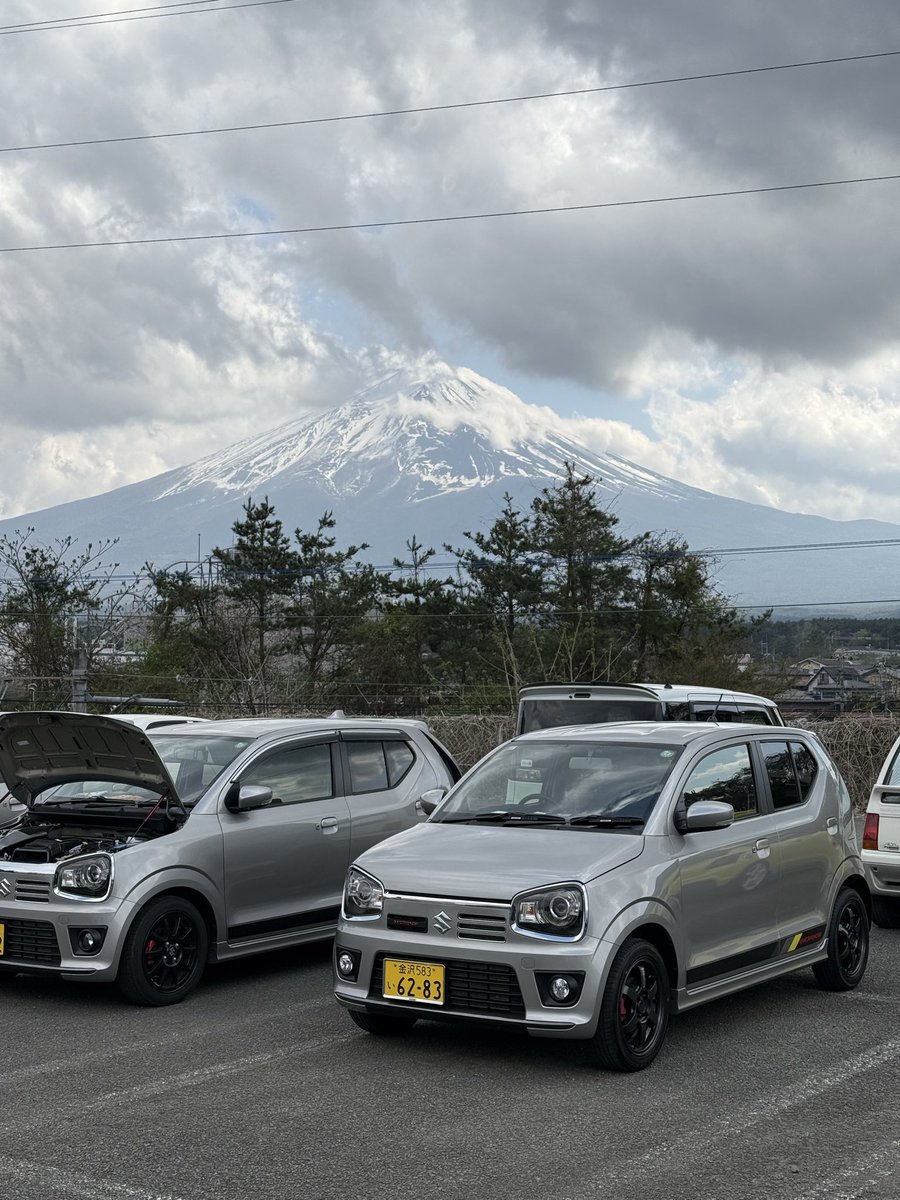 突然ですが報告です。
この度アルトワークスを降りる事となりました。お金と愛情を注ぎ大切に乗ってきた愛車ですが一生モノとなりえる車に出会いそちらに乗り換える事となりました。
幸いアルトは父が乗りたいという事で譲る形です。

車は変わりますが今後ともお付き合いいただければ幸いです。