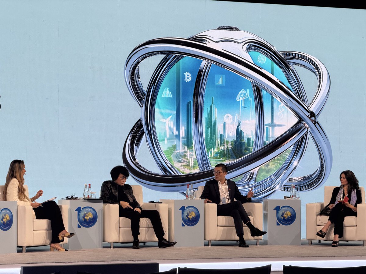 knowledge4All1's tweet image. Harison Lung, Group Chief Strategy Officer, e&amp;amp;, at the  #KnowledgeSummit2025 the DNA of Knowledge Markets: Connectivity shapes capability. Better networks mean doctors can operate remotely, students can learn immersively, and technology finally meets real-world application.