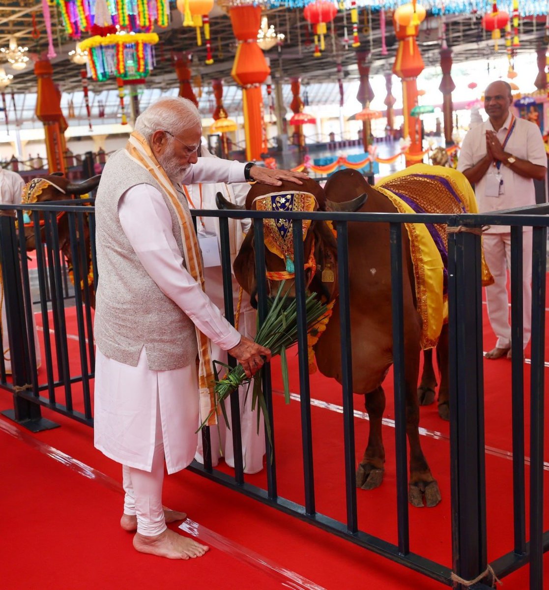 YashKuntal16's tweet image. 📸 

PM Modi feeds Gir cows.

— Unapologetic Sanatani PM 🚩

#PictureOfTheDay #PMModi #GirCows #UnapologeticSanatani #AnimalWelfare