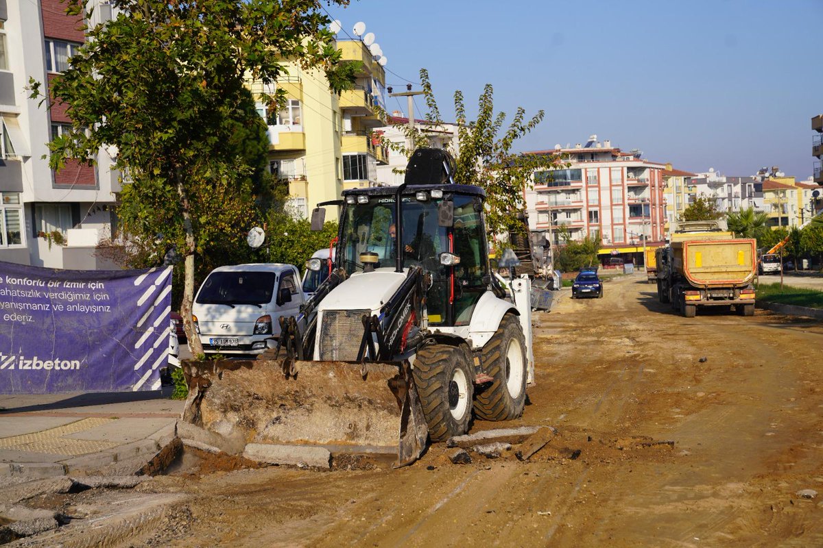 okurogluhayati's tweet photo. İzmir Büyükşehir Belediyesi İZBETON ve Tire Belediyesi Fen İşleri Müdürlüğü ekiplerimizle, ilçemizin yoğun güzergahlarından olan Refet Saygılı Caddesi'nde asfalt yenileme çalışmalarına devam ediyoruz. Kurum kazıları sebebiyle deforme olmuş mevcut asfalt sökülerek, caddeye tamamen sıcak asfalt uygulaması yapılacak. 
Bu sayede caddede ulaşımı daha güvenli ve konforlu hale getiriyoruz.