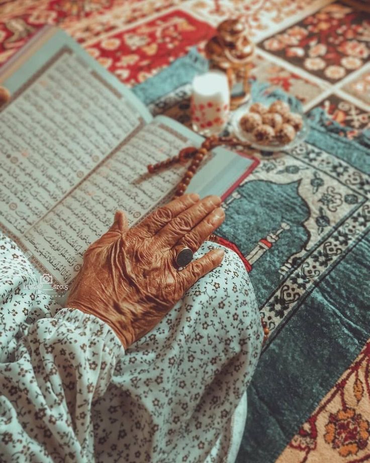 #بوح_المشاعر
إِنَّ الفَتَاةَ حَدِيقَةٌ وَحَيَاؤُهَا
كَالمَاءِ مَوْقُوفُ عَلَيْهِ بَقَاؤُهَا..

لَا خَيْرٌ فِي حُسْنِ الفَتَاةِ وَعِلْمُهَا
إِنْ كَانَ مِنْ غَيْرِ الحَيَاءِ رِدَاؤُهَا..
#فرحوا_ابوي_بالاجازه