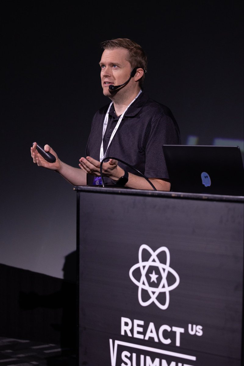 ReactSummit's tweet image. .@ErikCH on the #ReactSummitUS stage💚