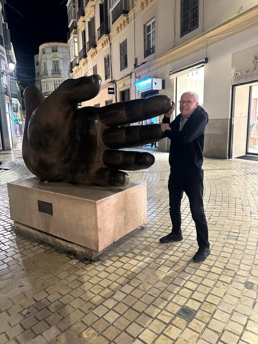 Solarglide's tweet image. 🚢This week, Solarglide’s Mike Pringle visited Málaga to install blinds, but also to check out the iconic giant hand sculpture - a stunning tribute to healthcare workers in the local area. A perfect photo opportunity and a moment to appreciate art and resilience! 📸…