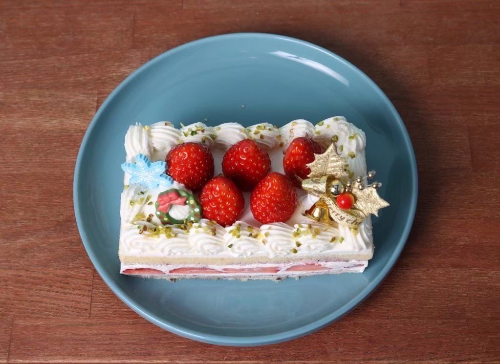 2025/12/19〜25
苺のXmasショートケーキ
4号サイズ 14cm×9cm(2〜4名分)
3,000円
賞味期限　当日

ご予約締切12/22(月)
店頭またはオンライン予約 roytosilo.thebase.in
※事前清算の為お電話でのご予約は承っておりません。また飾りが異なる場合がございますご了承下さい