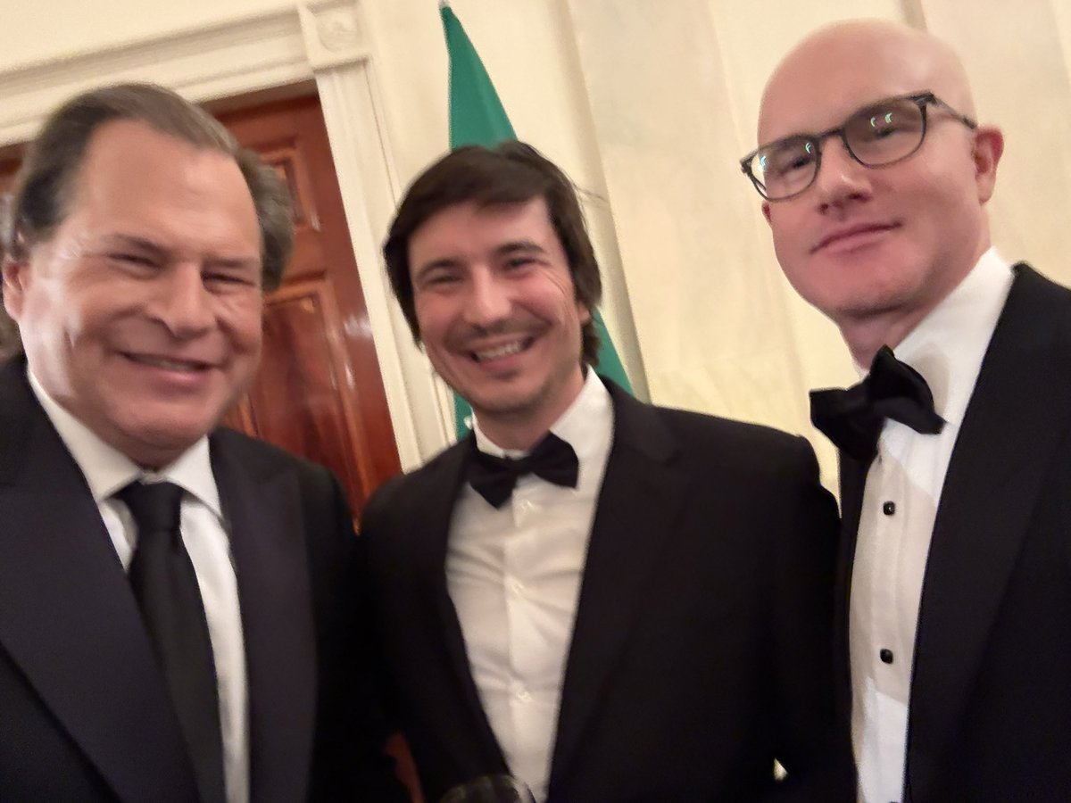 Benioff's tweet image. “White House Glam Report: These two arrive negotiating who gets the dessert term sheet 💶@vladtenev @brian_armstrong @benioff